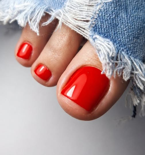 Czerwony pedicure hybrydowy w soczystym połysku