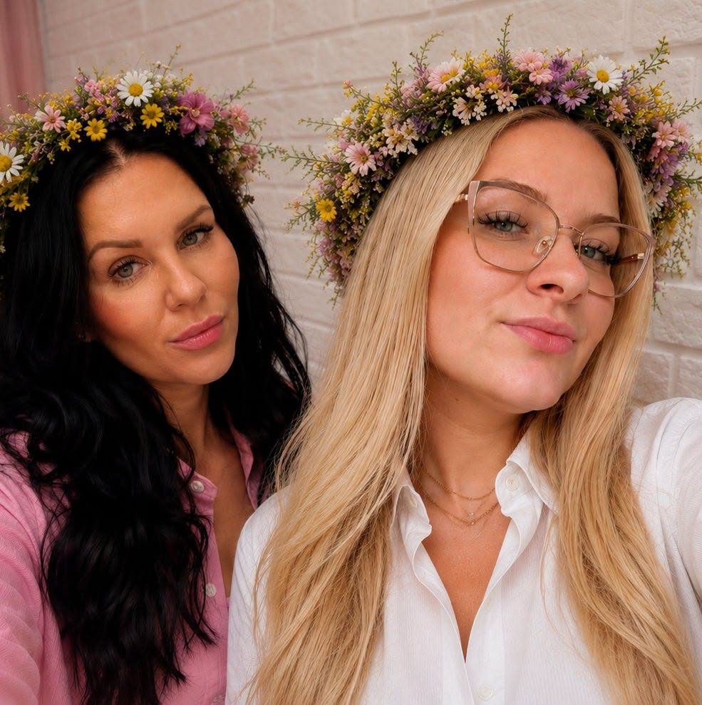 Magda i Asia, stylistki Kwiatek Studio Urody, w kwiatowych wiankach